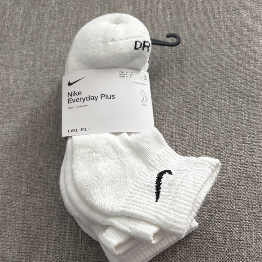 Nike Everyday Plus Dri-FIT White Socks
3 Pair pack